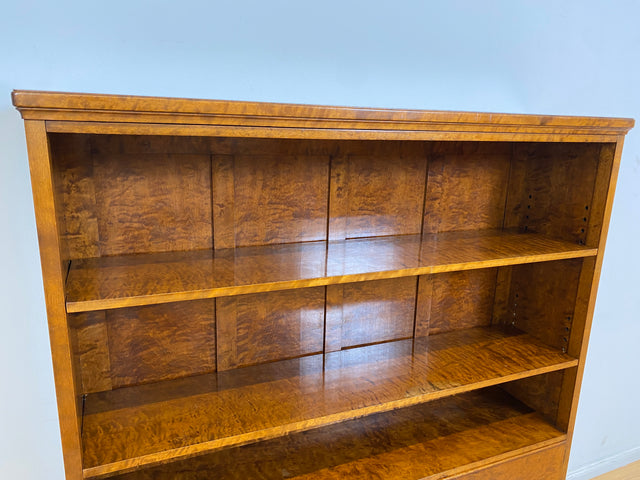 WMK # Eleganter und sehr gut erhaltener 1930er Jahre Art Deco Bücherschrank aus vollem Holz in edlem Flammenmuster # Bücherregal Regal Highboard Geschirrschrank Kommode Sideboard Mid-Century Vintage