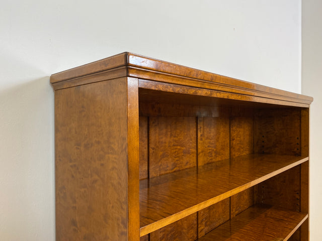 WMK # Eleganter und sehr gut erhaltener 1930er Jahre Art Deco Bücherschrank aus vollem Holz in edlem Flammenmuster # Bücherregal Regal Highboard Geschirrschrank Kommode Sideboard Mid-Century Vintage