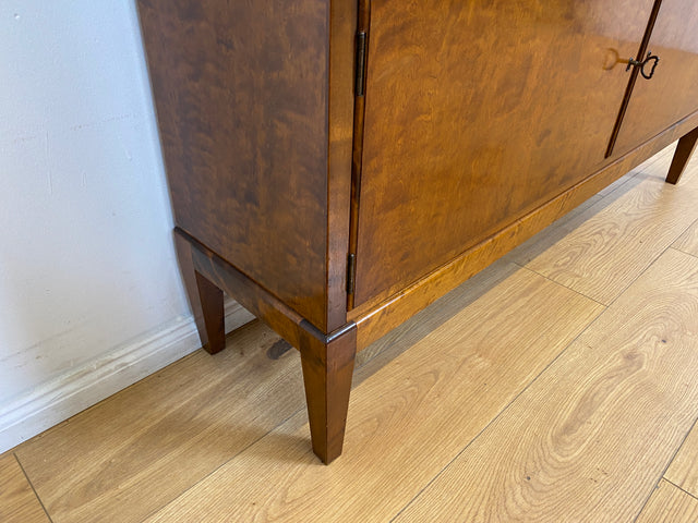 WMK # Eleganter und sehr gut erhaltener 1930er Jahre Art Deco Bücherschrank aus vollem Holz in edlem Flammenmuster # Bücherregal Regal Highboard Geschirrschrank Kommode Sideboard Mid-Century Vintage