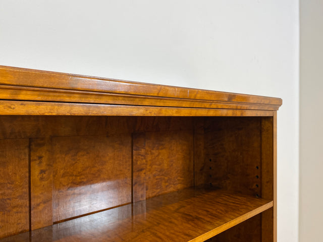 WMK # Eleganter und sehr gut erhaltener 1930er Jahre Art Deco Bücherschrank aus vollem Holz in edlem Flammenmuster # Bücherregal Regal Highboard Geschirrschrank Kommode Sideboard Mid-Century Vintage