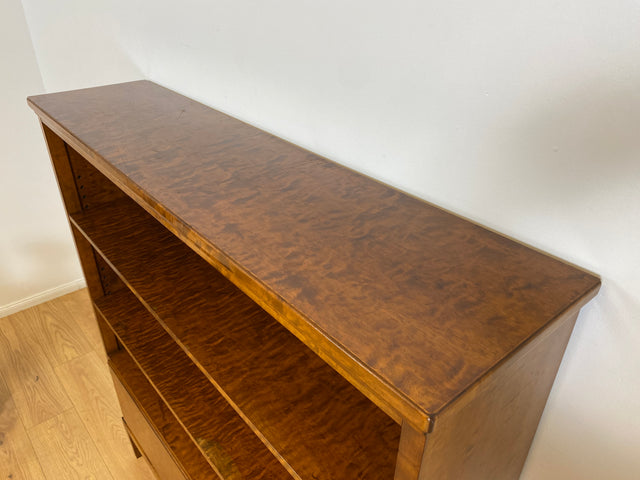 WMK # Eleganter und sehr gut erhaltener 1930er Jahre Art Deco Bücherschrank aus vollem Holz in edlem Flammenmuster # Bücherregal Regal Highboard Geschirrschrank Kommode Sideboard Mid-Century Vintage