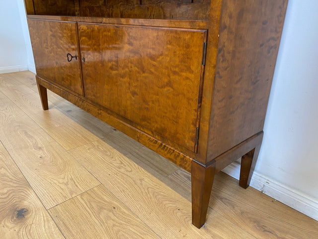 WMK # Eleganter und sehr gut erhaltener 1930er Jahre Art Deco Bücherschrank aus vollem Holz in edlem Flammenmuster # Bücherregal Regal Highboard Geschirrschrank Kommode Sideboard Mid-Century Vintage