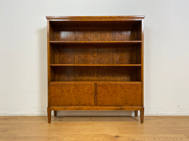 WMK # Eleganter und sehr gut erhaltener 1930er Jahre Art Deco Bücherschrank aus vollem Holz in edlem Flammenmuster # Bücherregal Regal Highboard Geschirrschrank Kommode Sideboard Mid-Century Vintage