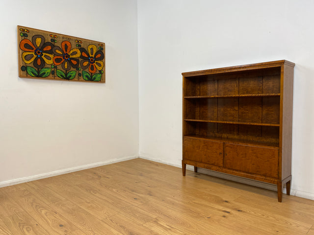 WMK # Eleganter und sehr gut erhaltener 1930er Jahre Art Deco Bücherschrank aus vollem Holz in edlem Flammenmuster # Bücherregal Regal Highboard Geschirrschrank Kommode Sideboard Mid-Century Vintage