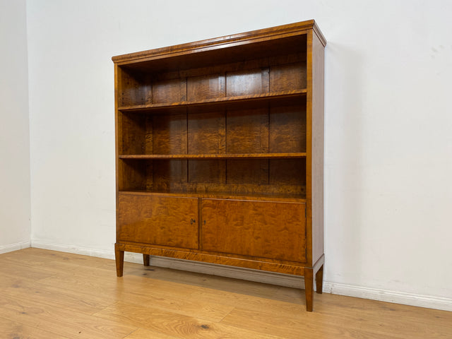 WMK # Eleganter und sehr gut erhaltener 1930er Jahre Art Deco Bücherschrank aus vollem Holz in edlem Flammenmuster # Bücherregal Regal Highboard Geschirrschrank Kommode Sideboard Mid-Century Vintage