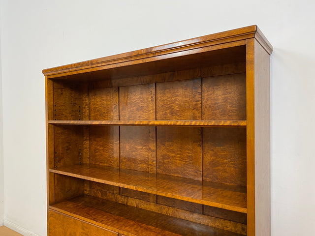 WMK # Eleganter und sehr gut erhaltener 1930er Jahre Art Deco Bücherschrank aus vollem Holz in edlem Flammenmuster # Bücherregal Regal Highboard Geschirrschrank Kommode Sideboard Mid-Century Vintage