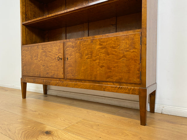 WMK # Eleganter und sehr gut erhaltener 1930er Jahre Art Deco Bücherschrank aus vollem Holz in edlem Flammenmuster # Bücherregal Regal Highboard Geschirrschrank Kommode Sideboard Mid-Century Vintage