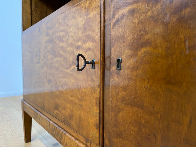 WMK # Eleganter und sehr gut erhaltener 1930er Jahre Art Deco Bücherschrank aus vollem Holz in edlem Flammenmuster # Bücherregal Regal Highboard Geschirrschrank Kommode Sideboard Mid-Century Vintage