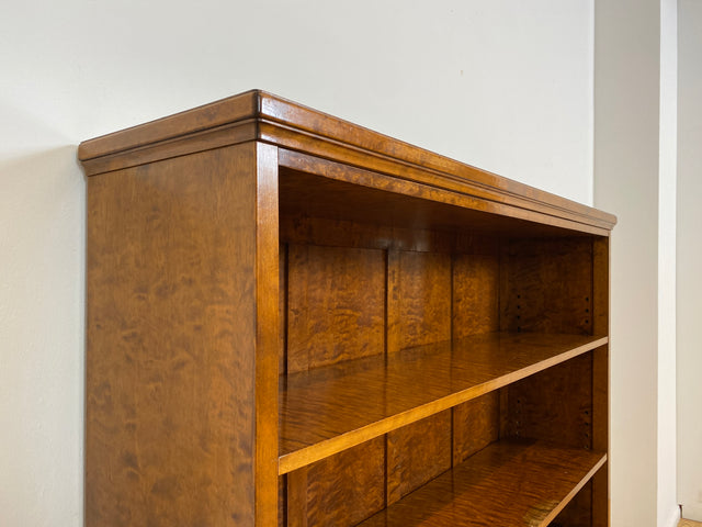 WMK # Eleganter und sehr gut erhaltener 1930er Jahre Art Deco Bücherschrank aus vollem Holz in edlem Flammenmuster # Bücherregal Regal Highboard Geschirrschrank Kommode Sideboard Mid-Century Vintage