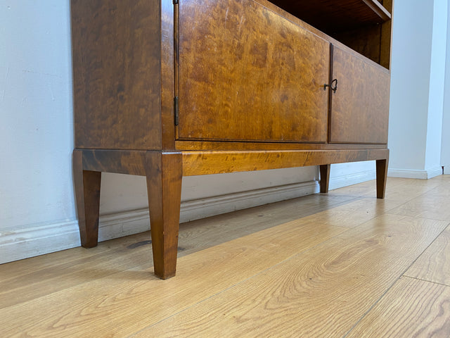 WMK # Eleganter und sehr gut erhaltener 1930er Jahre Art Deco Bücherschrank aus vollem Holz in edlem Flammenmuster # Bücherregal Regal Highboard Geschirrschrank Kommode Sideboard Mid-Century Vintage