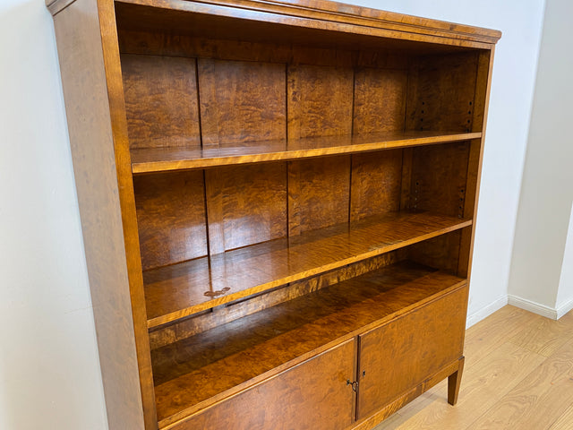 WMK # Eleganter und sehr gut erhaltener 1930er Jahre Art Deco Bücherschrank aus vollem Holz in edlem Flammenmuster # Bücherregal Regal Highboard Geschirrschrank Kommode Sideboard Mid-Century Vintage
