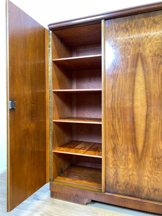 WMK I Sehr schöner und perfekt aufgeteilter 1930er Jahre Art Deco Kleiderschrank aus vollem Holz in Nussbaum I Schrank Schlafzimmerschrank Wäscheschrank Wardrobe Antik Vintage Berlin Magdeburg Bayern