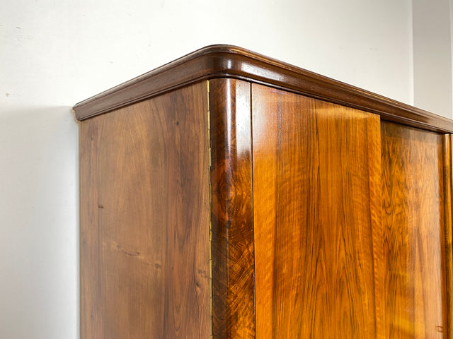 WMK I Sehr schöner und perfekt aufgeteilter 1930er Jahre Art Deco Kleiderschrank aus vollem Holz in Nussbaum I Schrank Schlafzimmerschrank Wäscheschrank Wardrobe Antik Vintage Berlin Magdeburg Bayern