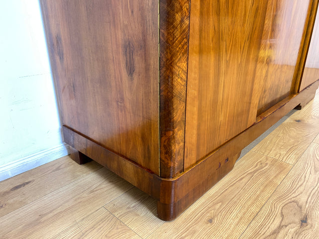 WMK I Sehr schöner und perfekt aufgeteilter 1930er Jahre Art Deco Kleiderschrank aus vollem Holz in Nussbaum I Schrank Schlafzimmerschrank Wäscheschrank Wardrobe Antik Vintage Berlin Magdeburg Bayern