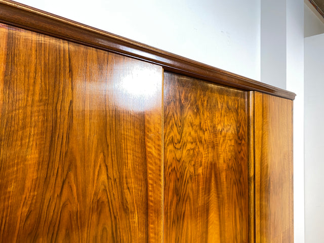 WMK I Sehr schöner und perfekt aufgeteilter 1930er Jahre Art Deco Kleiderschrank aus vollem Holz in Nussbaum I Schrank Schlafzimmerschrank Wäscheschrank Wardrobe Antik Vintage Berlin Magdeburg Bayern