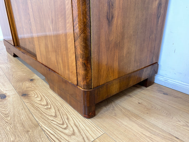 WMK I Sehr schöner und perfekt aufgeteilter 1930er Jahre Art Deco Kleiderschrank aus vollem Holz in Nussbaum I Schrank Schlafzimmerschrank Wäscheschrank Wardrobe Antik Vintage Berlin Magdeburg Bayern