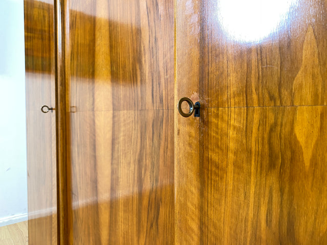 WMK I Sehr schöner und perfekt aufgeteilter 1930er Jahre Art Deco Kleiderschrank aus vollem Holz in Nussbaum I Schrank Schlafzimmerschrank Wäscheschrank Wardrobe Antik Vintage Berlin Magdeburg Bayern