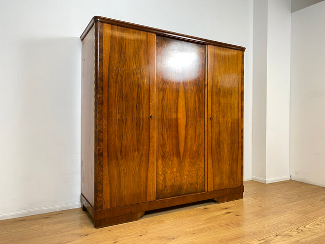 WMK I Sehr schöner und perfekt aufgeteilter 1930er Jahre Art Deco Kleiderschrank aus vollem Holz in Nussbaum I Schrank Schlafzimmerschrank Wäscheschrank Wardrobe Antik Vintage Berlin Magdeburg Bayern