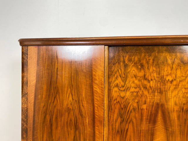 WMK I Sehr schöner und perfekt aufgeteilter 1930er Jahre Art Deco Kleiderschrank aus vollem Holz in Nussbaum I Schrank Schlafzimmerschrank Wäscheschrank Wardrobe Antik Vintage Berlin Magdeburg Bayern