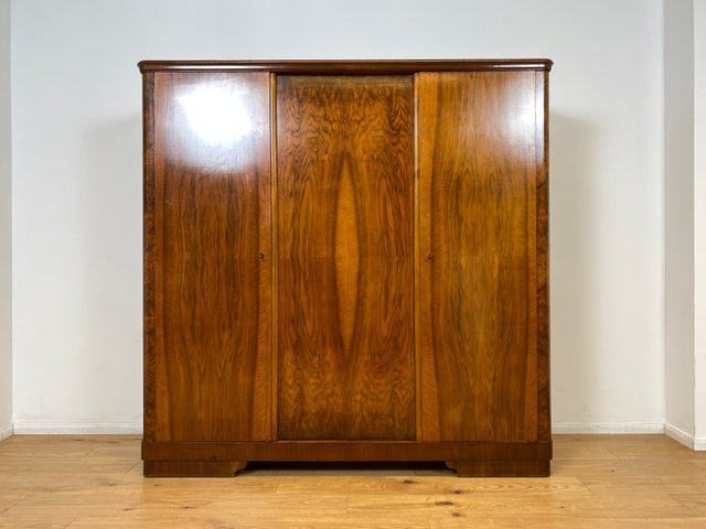 WMK I Sehr schöner und perfekt aufgeteilter 1930er Jahre Art Deco Kleiderschrank aus vollem Holz in Nussbaum I Schrank Schlafzimmerschrank Wäscheschrank Wardrobe Antik Vintage Berlin Magdeburg Bayern