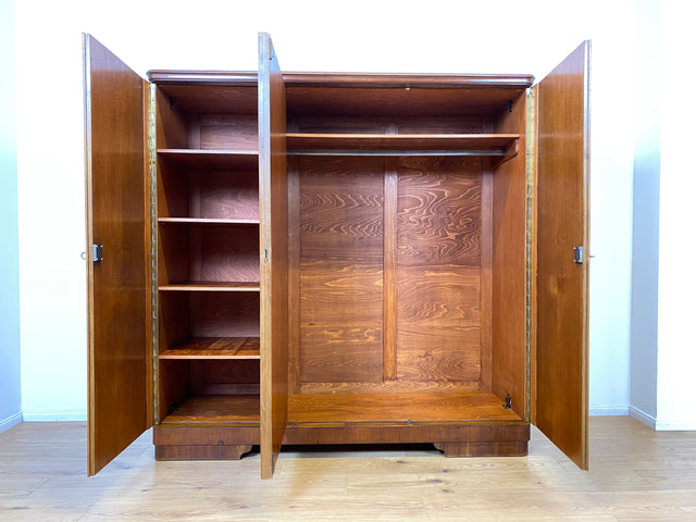 WMK I Sehr schöner und perfekt aufgeteilter 1930er Jahre Art Deco Kleiderschrank aus vollem Holz in Nussbaum I Schrank Schlafzimmerschrank Wäscheschrank Wardrobe Antik Vintage Berlin Magdeburg Bayern