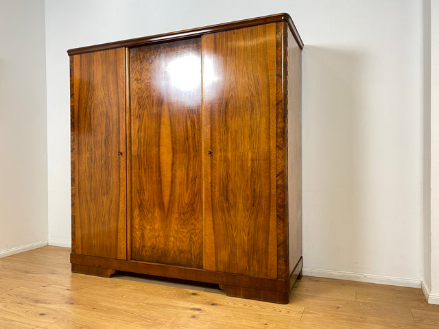 WMK I Sehr schöner und perfekt aufgeteilter 1930er Jahre Art Deco Kleiderschrank aus vollem Holz in Nussbaum I Schrank Schlafzimmerschrank Wäscheschrank Wardrobe Antik Vintage Berlin Magdeburg Bayern