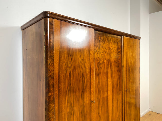 WMK I Sehr schöner und perfekt aufgeteilter 1930er Jahre Art Deco Kleiderschrank aus vollem Holz in Nussbaum I Schrank Schlafzimmerschrank Wäscheschrank Wardrobe Antik Vintage Berlin Magdeburg Bayern