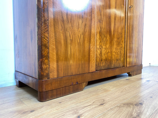 WMK I Sehr schöner und perfekt aufgeteilter 1930er Jahre Art Deco Kleiderschrank aus vollem Holz in Nussbaum I Schrank Schlafzimmerschrank Wäscheschrank Wardrobe Antik Vintage Berlin Magdeburg Bayern
