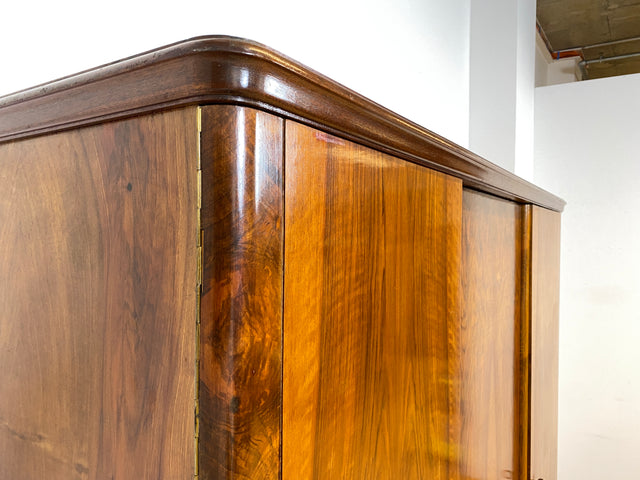 WMK I Sehr schöner und perfekt aufgeteilter 1930er Jahre Art Deco Kleiderschrank aus vollem Holz in Nussbaum I Schrank Schlafzimmerschrank Wäscheschrank Wardrobe Antik Vintage Berlin Magdeburg Bayern
