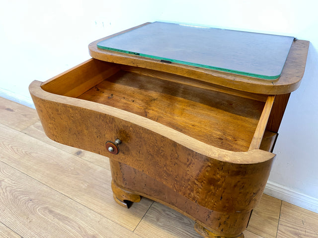 WMK I 1/2 Sehr schöner 1930er Jahre Art Deco Nachttisch aus vollem Holz mit Schublade und Glasauflage I Nachtkommode Nachtschrank Nachtschränkchen Night Stand Vintage Antik Berlin Leipzig Stuttgart