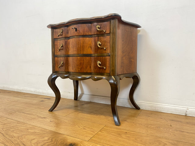 WMK I Feine kleine dänische 1960er Stilmöbel Kommode , Vollholz in Nussbaum mit Schubladen und Messinggriffen I Schränkchen Flur Nachttisch Barock Rokoko Louis XV Vintage Berlin Düsseldorf Koblenz