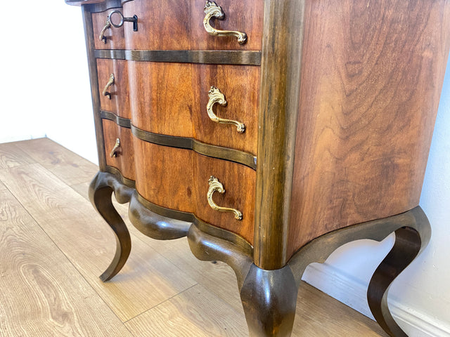 WMK I Feine kleine dänische 1960er Stilmöbel Kommode , Vollholz in Nussbaum mit Schubladen und Messinggriffen I Schränkchen Flur Nachttisch Barock Rokoko Louis XV Vintage Berlin Düsseldorf Koblenz