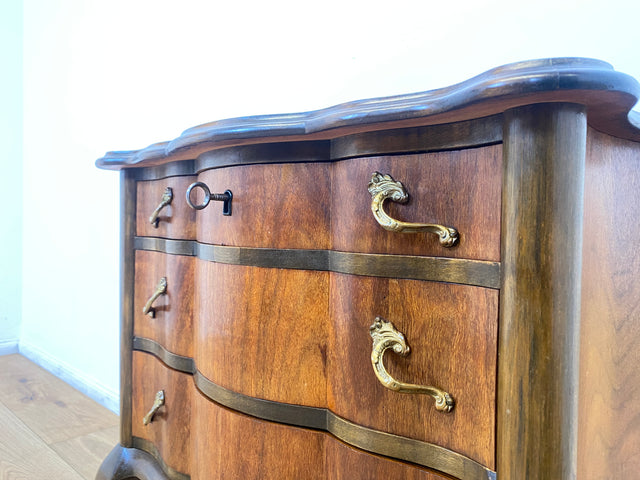 WMK I Feine kleine dänische 1960er Stilmöbel Kommode , Vollholz in Nussbaum mit Schubladen und Messinggriffen I Schränkchen Flur Nachttisch Barock Rokoko Louis XV Vintage Berlin Düsseldorf Koblenz