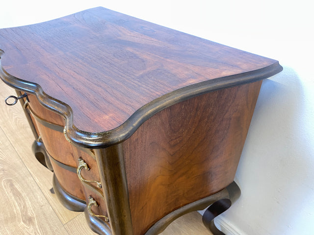 WMK I Feine kleine dänische 1960er Stilmöbel Kommode , Vollholz in Nussbaum mit Schubladen und Messinggriffen I Schränkchen Flur Nachttisch Barock Rokoko Louis XV Vintage Berlin Düsseldorf Koblenz