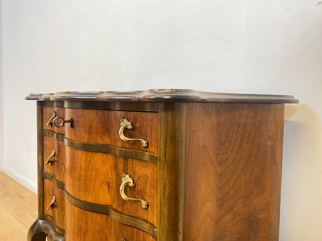 WMK I Feine kleine dänische 1960er Stilmöbel Kommode , Vollholz in Nussbaum mit Schubladen und Messinggriffen I Schränkchen Flur Nachttisch Barock Rokoko Louis XV Vintage Berlin Düsseldorf Koblenz