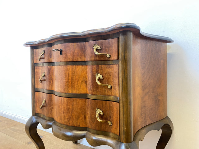 WMK I Feine kleine dänische 1960er Stilmöbel Kommode , Vollholz in Nussbaum mit Schubladen und Messinggriffen I Schränkchen Flur Nachttisch Barock Rokoko Louis XV Vintage Berlin Düsseldorf Koblenz