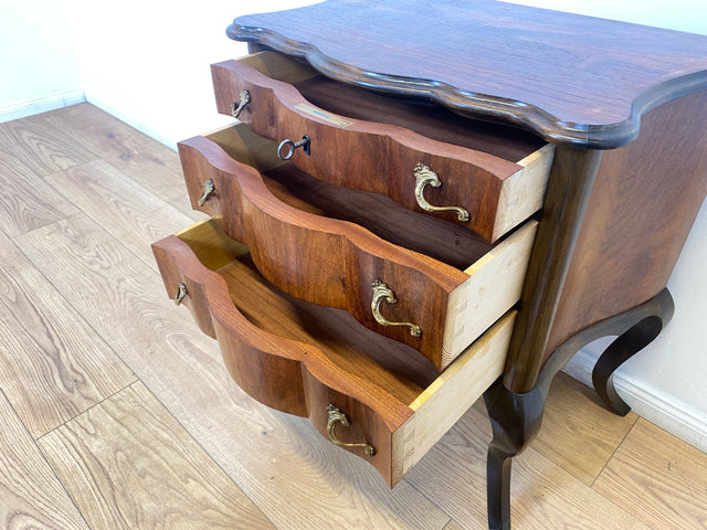 WMK I Feine kleine dänische 1960er Stilmöbel Kommode , Vollholz in Nussbaum mit Schubladen und Messinggriffen I Schränkchen Flur Nachttisch Barock Rokoko Louis XV Vintage Berlin Düsseldorf Koblenz