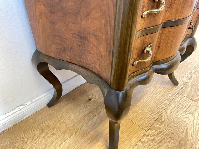 WMK I Feine kleine dänische 1960er Stilmöbel Kommode , Vollholz in Nussbaum mit Schubladen und Messinggriffen I Schränkchen Flur Nachttisch Barock Rokoko Louis XV Vintage Berlin Düsseldorf Koblenz