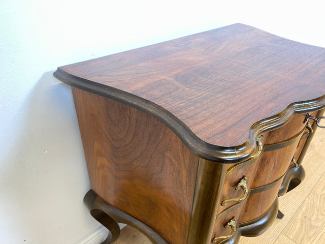 WMK I Feine kleine dänische 1960er Stilmöbel Kommode , Vollholz in Nussbaum mit Schubladen und Messinggriffen I Schränkchen Flur Nachttisch Barock Rokoko Louis XV Vintage Berlin Düsseldorf Koblenz