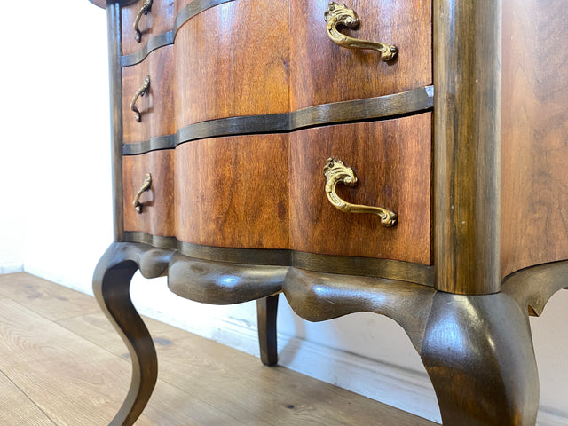 WMK I Feine kleine dänische 1960er Stilmöbel Kommode , Vollholz in Nussbaum mit Schubladen und Messinggriffen I Schränkchen Flur Nachttisch Barock Rokoko Louis XV Vintage Berlin Düsseldorf Koblenz