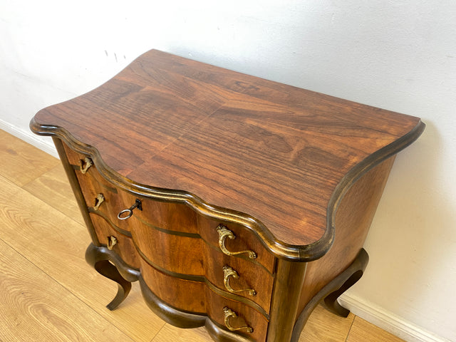 WMK I Feine kleine dänische 1960er Stilmöbel Kommode , Vollholz in Nussbaum mit Schubladen und Messinggriffen I Schränkchen Flur Nachttisch Barock Rokoko Louis XV Vintage Berlin Düsseldorf Koblenz