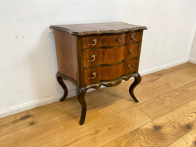 WMK I Feine kleine dänische 1960er Stilmöbel Kommode , Vollholz in Nussbaum mit Schubladen und Messinggriffen I Schränkchen Flur Nachttisch Barock Rokoko Louis XV Vintage Berlin Düsseldorf Koblenz