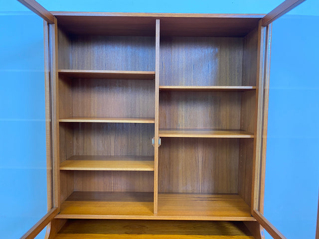 WMK # Hochwertige skandinavische Mid-Century Designer Vitrine von Brouer Møbelfabrik aus massivem Teakholz # Regal Bücherschrank Bücherregal Highboard Sideboard Glass Cabinet Danish Design Vintage