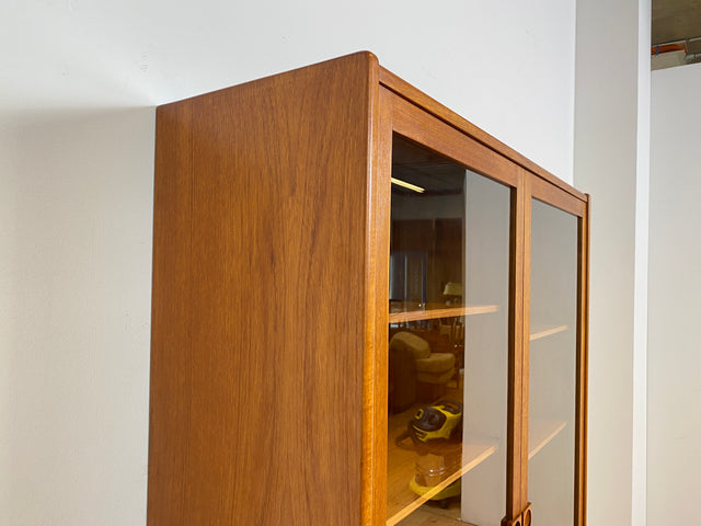 WMK # Hochwertige skandinavische Mid-Century Designer Vitrine von Brouer Møbelfabrik aus massivem Teakholz # Regal Bücherschrank Bücherregal Highboard Sideboard Glass Cabinet Danish Design Vintage