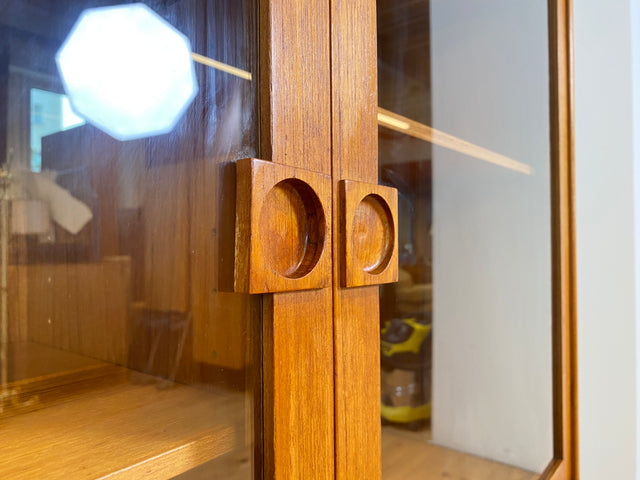 WMK # Hochwertige skandinavische Mid-Century Designer Vitrine von Brouer Møbelfabrik aus massivem Teakholz # Regal Bücherschrank Bücherregal Highboard Sideboard Glass Cabinet Danish Design Vintage