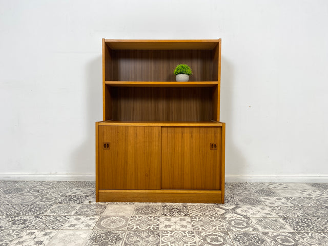 WMK Stilvoller kleiner skandinavischer Bücherschrank in Nussbaum mit Schiebetüren & hübschen Holzgriffen # Regal Bücherregal Kommode Highboard Bibliothek Sideboard Danish Design Mid-Century Vintage