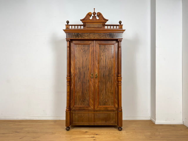 WMK Sehr eleganter antiker Säulenschrank , Vollholz in Nussbaum , mit Krone, edlen Messingbeschlägen und Schublade , um 1880 # Vertiko Wäscheschrank Kleiderschrank Schrank Dielenschrank Gründerzeit