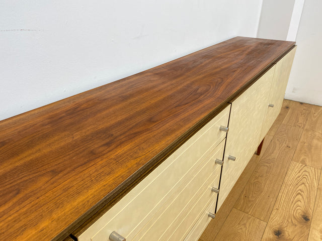 WMK # Stilvolles und gut erhaltenes 244cm langes 70er Jahre Sideboard mit Schubladen und eleganten kunststoffbesch. weißen Fronten # Kommode TV-Lowboard Anrichte TV-Bank Mid-Century Space-Age Vintage