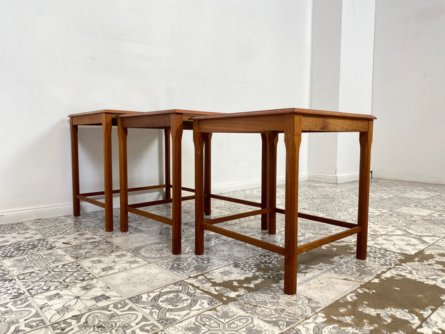 WMK Stilvoller und gut erhaltener skandinavischer 3-in-1 Satztisch aus Teakholz mit kunstvollen Fliesen # Couchtisch Wohnzimmertisch Fliesentisch Beistelltisch Danish Design Mid-Century Teak Vintage