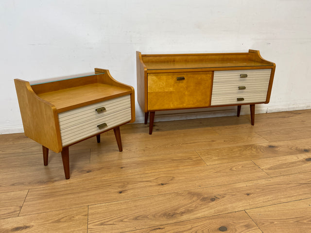 WMK I Formschöner heller Mid-Century Nachttisch mit Schubladen und konischen Füßen I Nachtschrank Nachtschränkchen Nachtkommode Kommode Beistelltisch Ablage Vintage 50er 60er I Berlin Köln Bayern